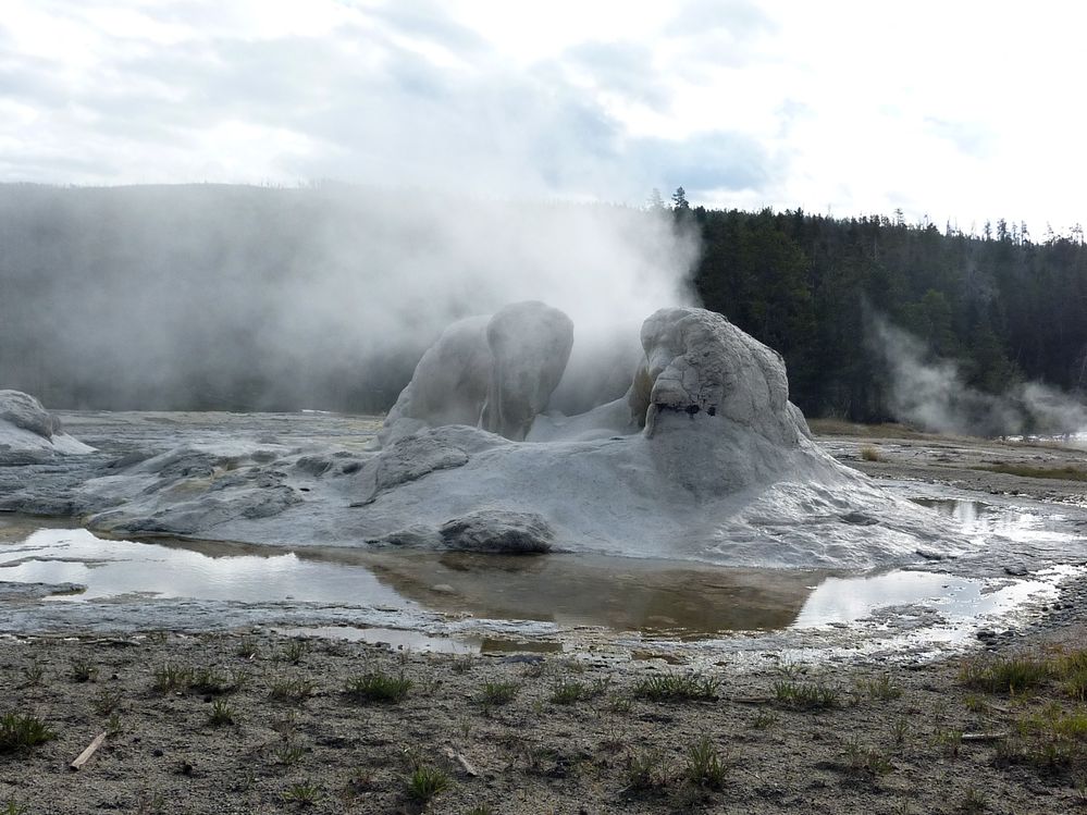Yellowstone Old faithfull Grotto Geyser (2).JPG